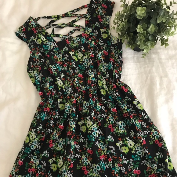 Xhilaration Dresses & Skirts - XHILIRATION Strappy Floral Elastic Waist Dress